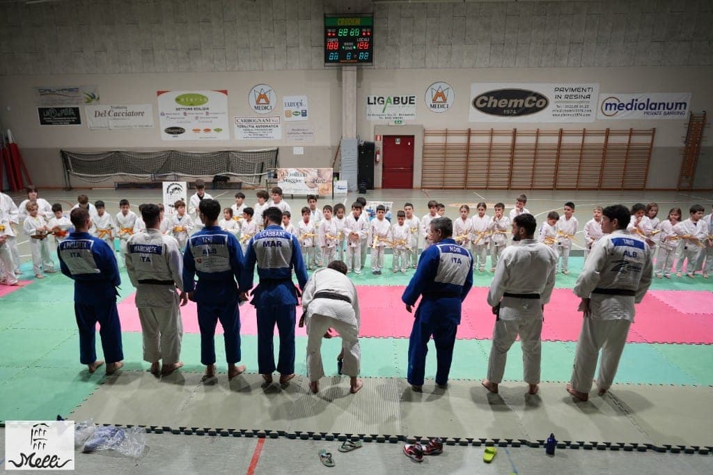 Gruppo Equipe Emilia Judo sul tatami a Reggio Emilia